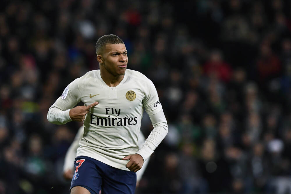 小米送车模、古天乐玩谐音梗：广州车展开幕，花样营销藏着大趋势